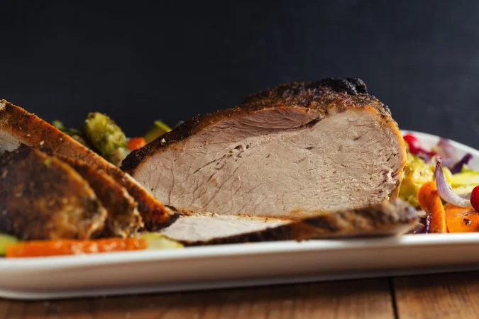 Pierna de cerdo al horno: El secreto de una piel crujiente y una carne jugosa 2 Merca2.es sabrosa apetitosa carne de cerdo asada con verduras para el dia de accion de gracias de cerca 1 Merca2.es