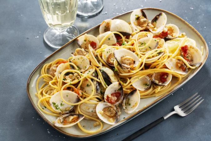 sabrosas almejas caseras frescas apetitosas alle vongole pasta de mariscos con ajo y vino blanco en un plato de cerca Merca2.es