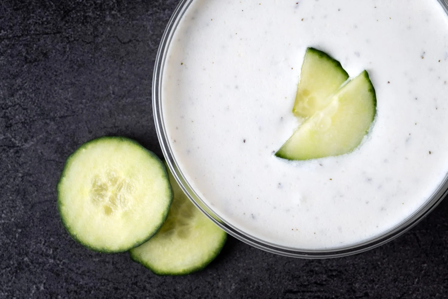 Cómo hacer Tarator o sopa fría de yogur y pepino que llega desde los Balcanes para combatir el calor