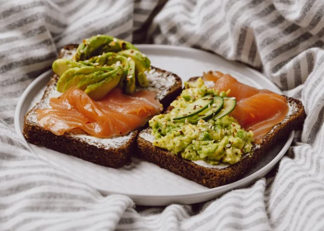 sandwiches de desayuno con salmon y aguacate Merca2.es