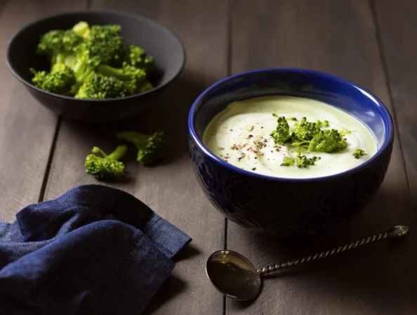 sopa de brocoli comida de invierno y elegante pano azul 1 Merca2.es