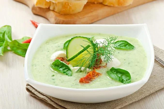 sopa fria de pepino con tomate seco y mozzarella Merca2.es