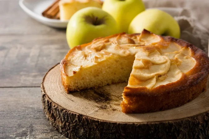 tarta de manzana rebanada casera en mesa de madera Merca2.es