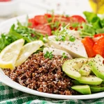 Ensalada de quinoa, pollo y verduras: Una explosión de sabor, frescor y nutrición