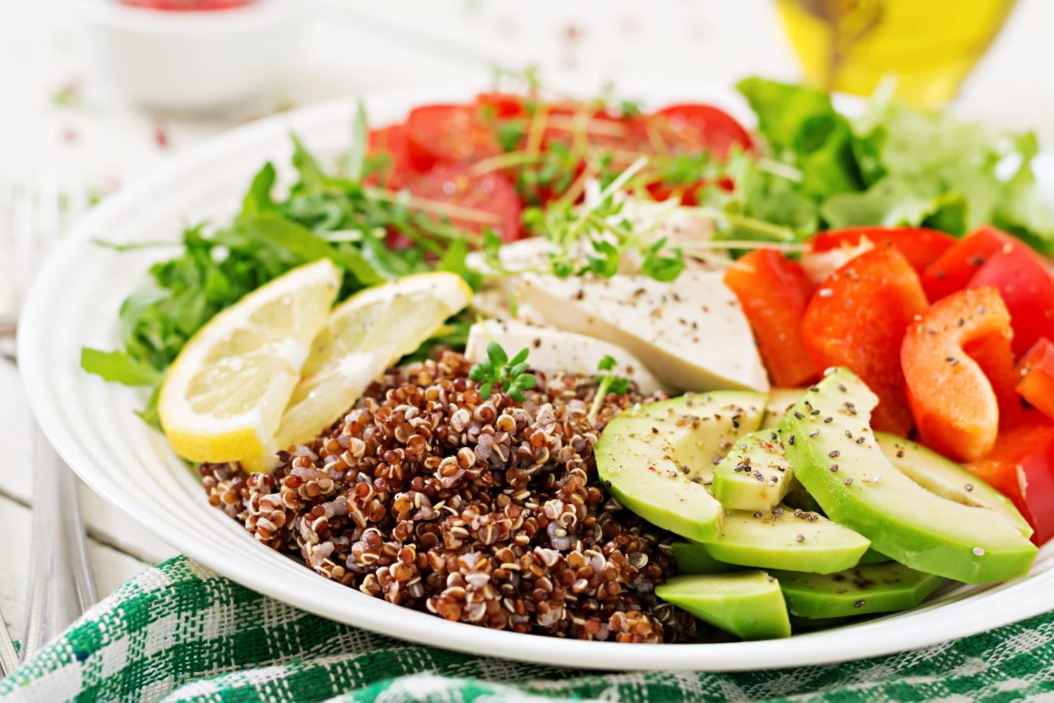 Ensalada de quinoa, pollo y verduras: Una explosión de sabor, frescor y nutrición