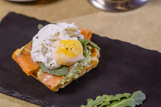 tostada de huevo escalfado salmon ahumado aguacate tomate la plancha y espinacas tiernas Merca2.es