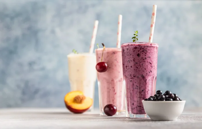 varios coloridos batidos o batidos con ingredientes en vasos con paja concepto de comida sana Merca2.es
