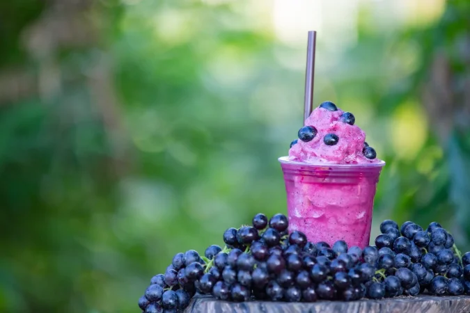Aprende a hacer tu propio granizado casero: Delicias refrescantes para el verano 4 Merca2.es vaso de zumo de uva recien exprimido Merca2.es