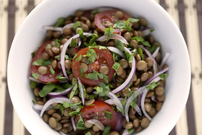 Ensalada de lentejas: sana, nutritiva y completamente a tu gusto 4 Merca2.es vista de angulo alto de la ensalada en el cuenco Merca2.es