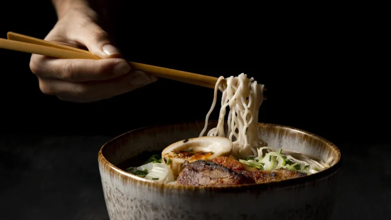 Cómo preparar un Ramen tan delicioso como el del mejor restaurante Japonés 2 Merca2.es vista frontal del delicioso ramen con espacio de copia Merca2.es