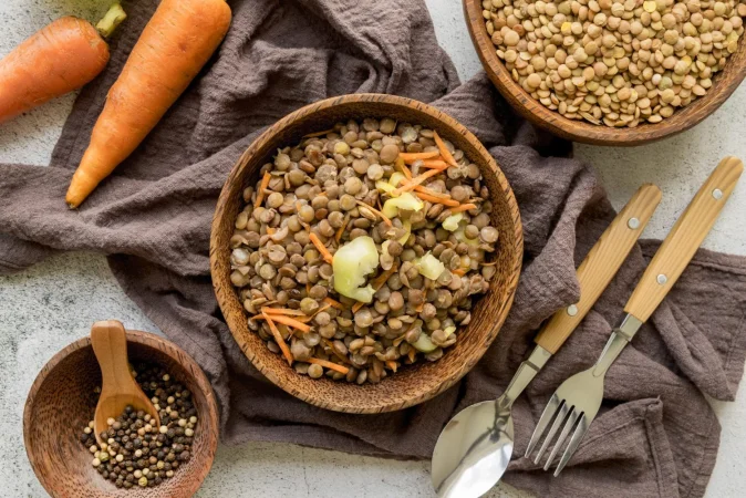 Ensalada de lentejas: sana, nutritiva y completamente a tu gusto 1 Merca2.es vista superior de deliciosa comida sana Merca2.es