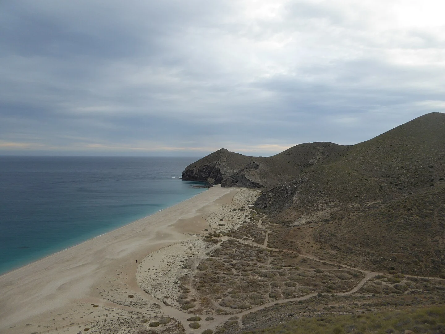 Aprovecha esta playa que solo es visible en agosto: La costa de Almería ideal para una escapada de todo y de todos