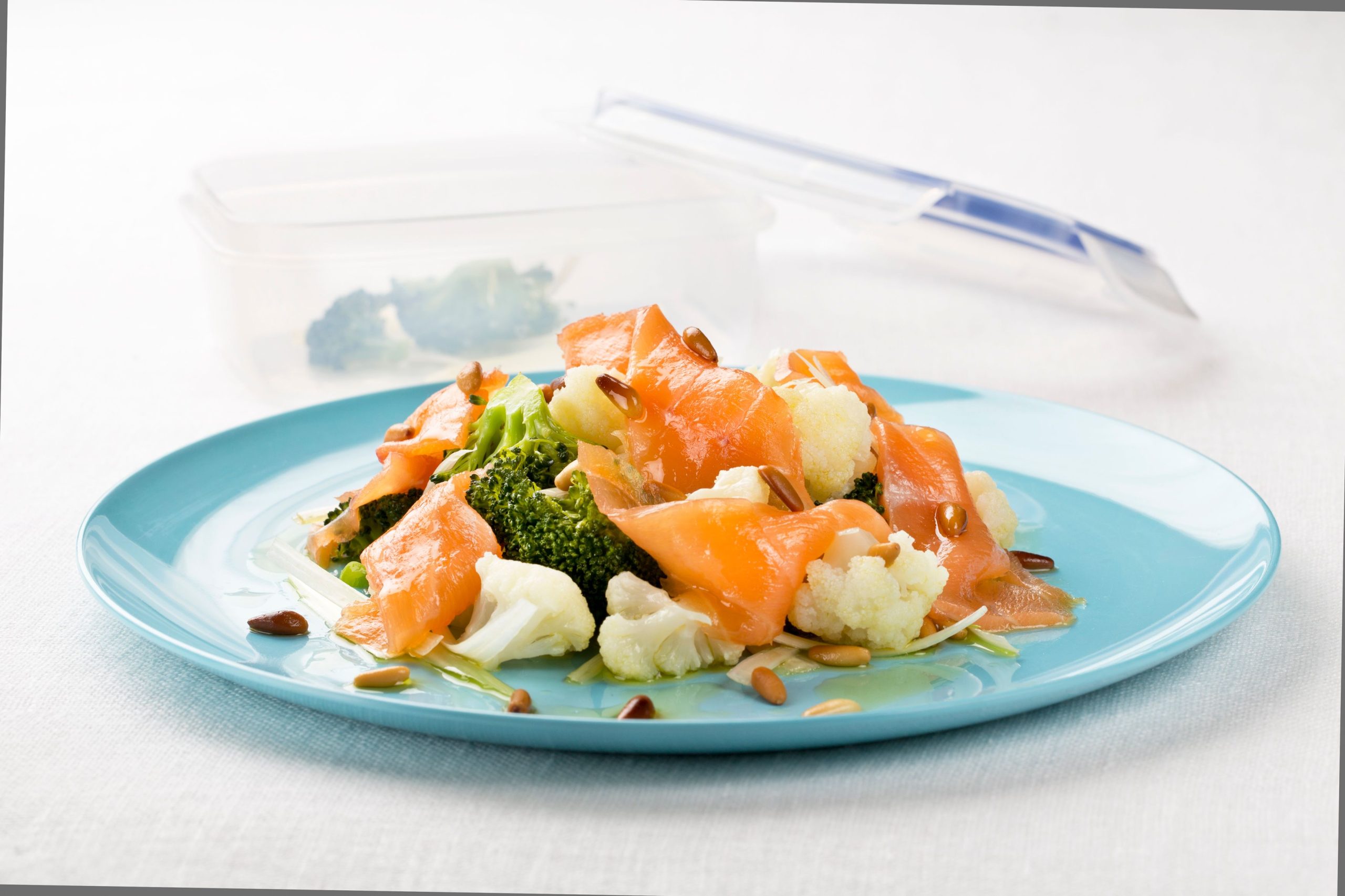 15 SALMON NORUEGO AHUMADO CON ENSALADA DE BROCOLI Y COLIFLOR Angel Robledo scaled Merca2.es