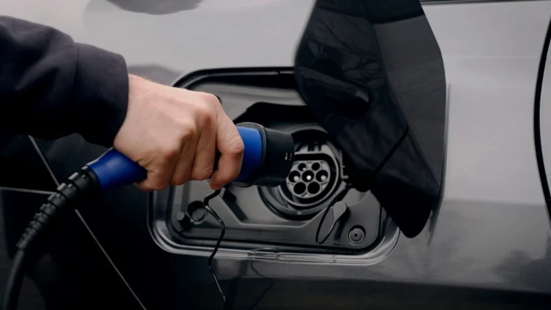 Así puedes convertir tu coche en un híbrido enchufable con etiqueta Cero fácilmente 59 Merca2.es Cuando el aire se vuelve realmente malo, la gente tiene más espacio para moverse