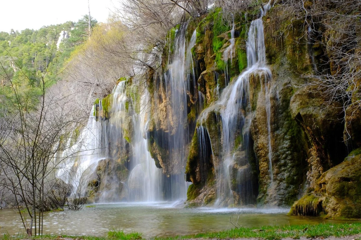 La ruta de senderismo que te lleva a las cascadas más impresionantes de España (La ruta de las 'Cascadas del río Cuervo' en Cuenca, un espectáculo natural poco conocido).
