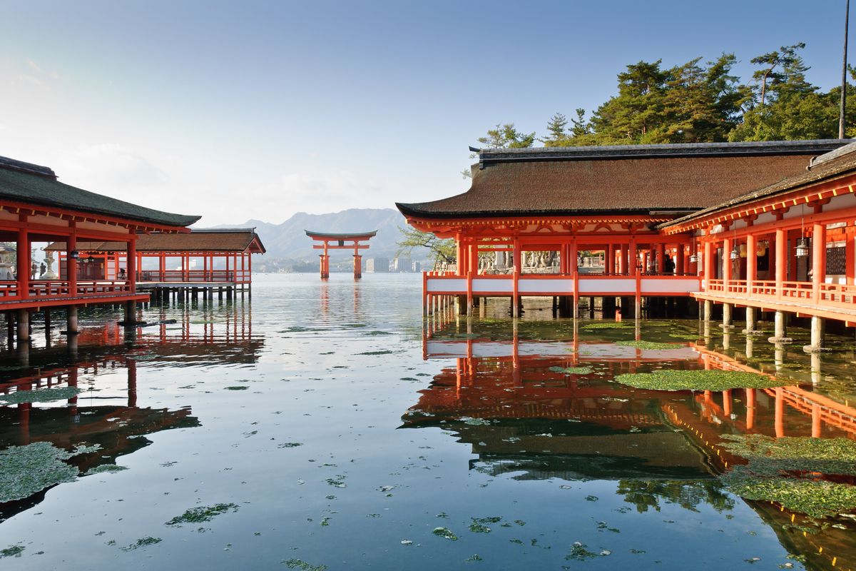 DEST JAPAN HIROSHIMA Hatsukaichi Itsukushima Shrine shutterstock portfolio 152186456 Universal Within usage period 55057 Merca2.es