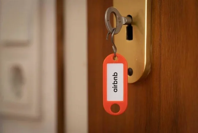 Airbnb y Booking son denunciadas por no mostrar el número de registro en alquileres 1 Merca2.es EP2 Merca2.es