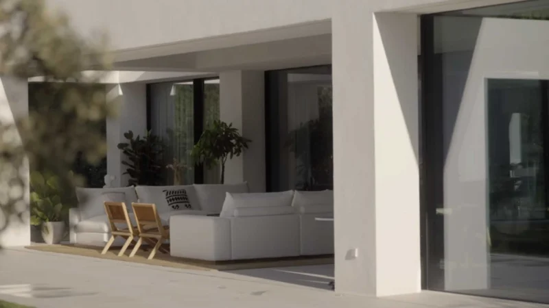 Campo de fútbol, gimnasio, piscina, solarium y una zona de enfriamiento