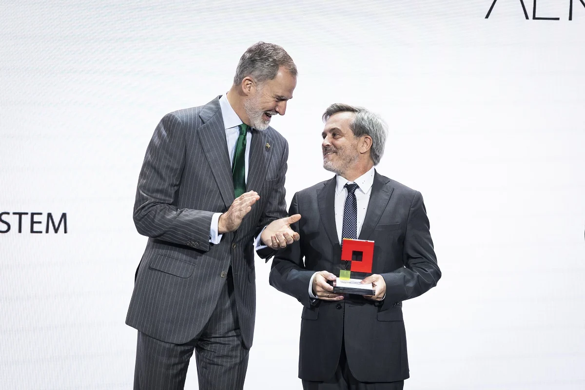 El rey Felipe VI y Jose Maria Luque cofundador y CEO de Aerolaser System Merca2.es