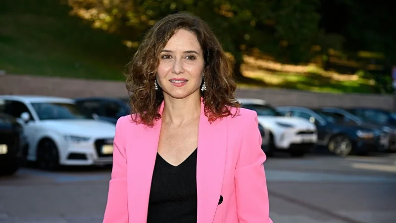 Cinco habitaciones y tres baños en una casa con todos los lujos