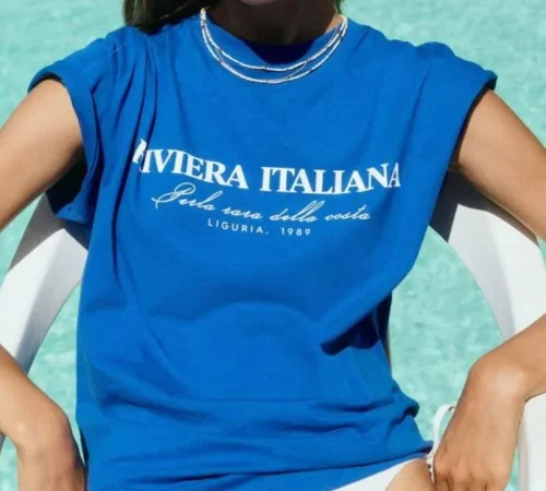 Blancos, azules y amarillos: los colores del verano en una camiseta oversize azul eléctrico (12,99 euros)