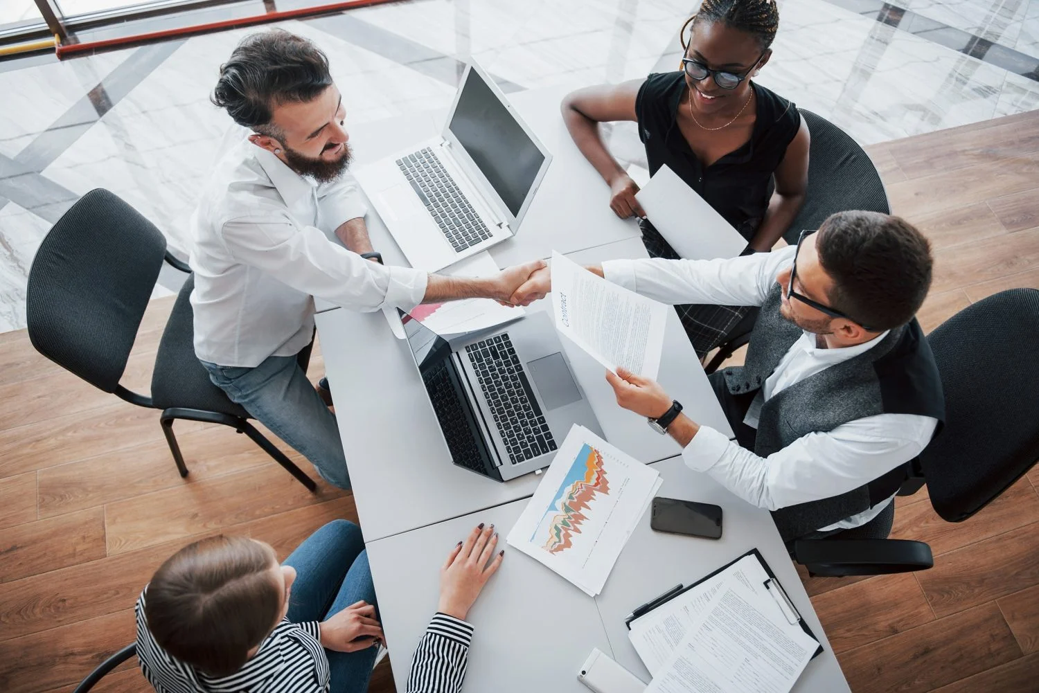 La combinación de IA generativa y talento humano marca el camino estratégico para que las empresas ganen visibilidad online
