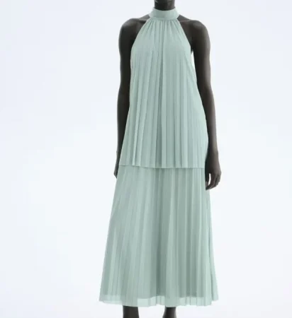3. Vestido plisado azul turquesa: elegancia inesperada