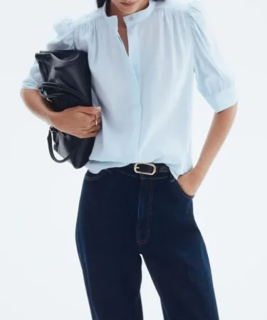 4. Blusa azul cuello mao: fondo de armario imprescindible
