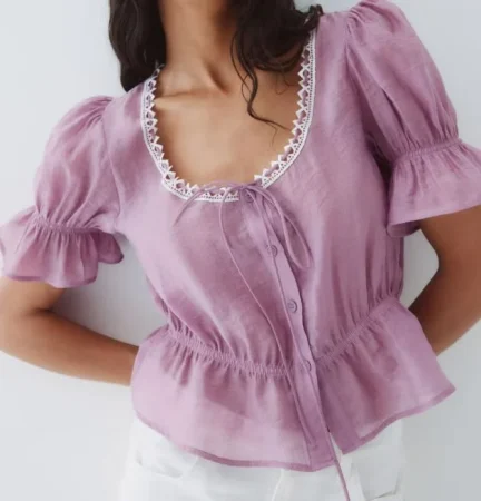 7. Blusa romántica con manga abullonada: delicadeza en estado puro