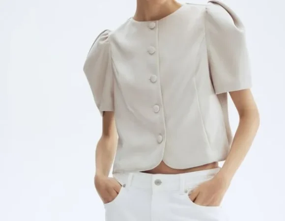 8. Blusa entallada con mangas abullonadas: favorecedora y elegante