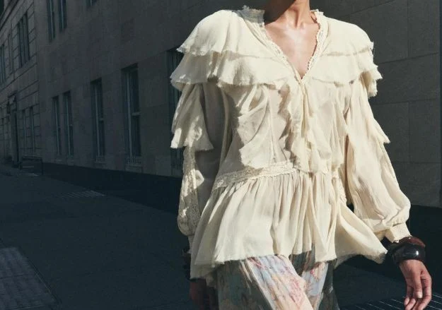 3. Blusa con volantes: para las amantes del estilo bohemio