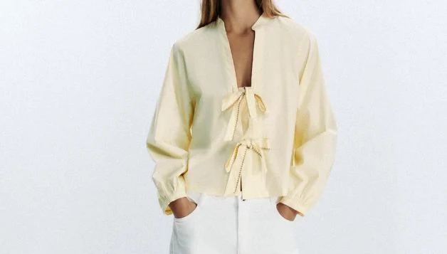 6. Camisa con lazos: el detalle que marca la diferencia