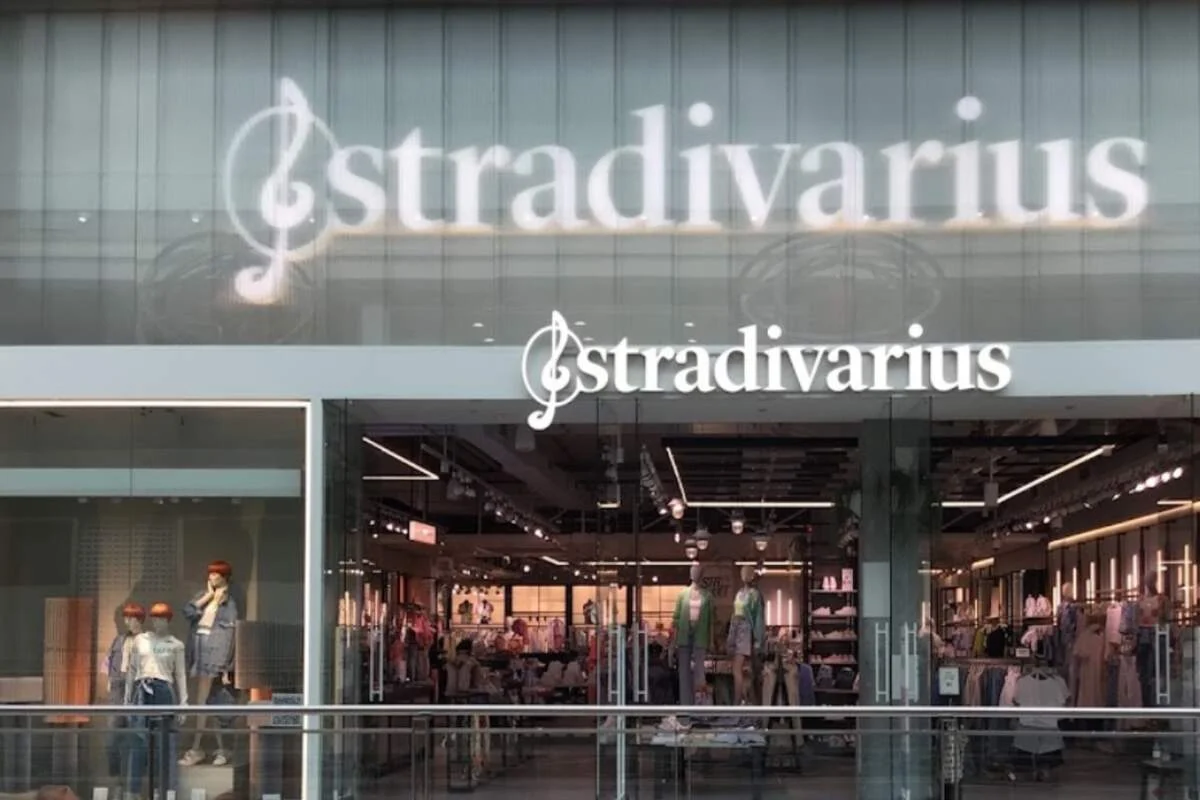 Stradivarius estrena esta semana unos shorts vaqueros que te encantarán y que conjuntan genial con todos sus nuevos accesorios