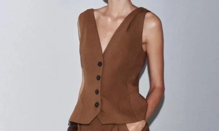 El top estilo chaleco de lino que eleva cualquier look