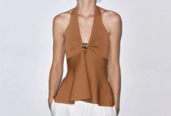 El top halter con peplum que estiliza y marca tendencia