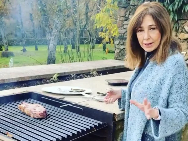 No te pierdas el casoplón de dos plantas en el que vive Ana Rosa Quintana al norte de Madrid 87 Merca2.es Un jardín que te invita a desconectar