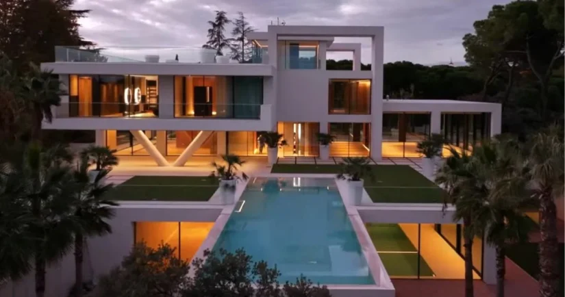 No te pierdas la alucinante mansión en La Moraleja de Vinicius Jr valorada en más de 6 millones de euros 72 Merca2.es ¿Dónde se encuentra la casa de Vinicius Jr?