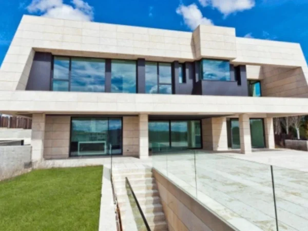 No te pierdas la alucinante mansión en La Moraleja de Vinicius Jr valorada en más de 6 millones de euros 74 Merca2.es Lujo renovado: el clásico con el moderno