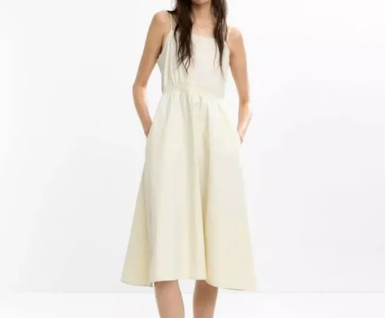 Vestido midi con tirantes (25,99 €)