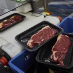 ¿Sabes por qué las bandejas de carne de los supermercados tienen una almohadilla en su interior?