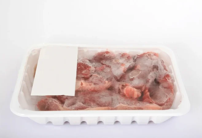 ¿Qué pasa con las bandejas de carne abiertas que ya están tiradas por ahí?