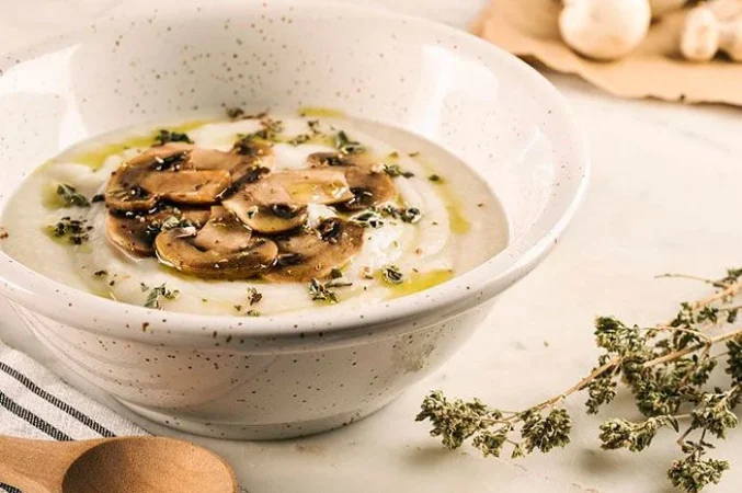 ¿Sabías que este común alimento te llena de energía y vigor para combatir el hastío estival? 19 Merca2.es 4 Pasta con champiñones y pesto