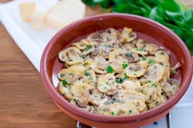 ¿Sabías que este común alimento te llena de energía y vigor para combatir el hastío estival? 22 Merca2.es El champiñón que mejora tu verano