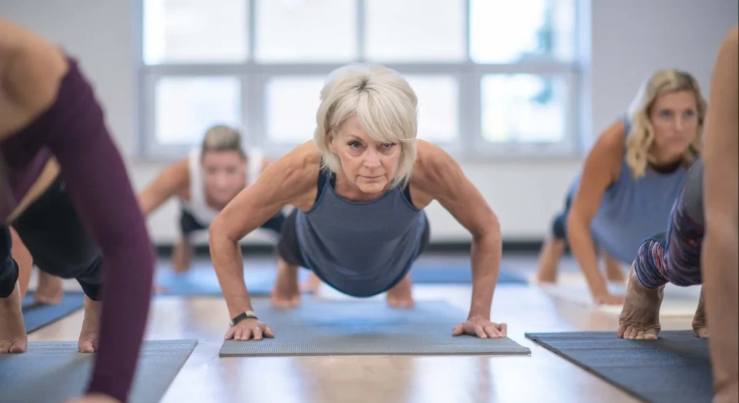 Según los expertos estos son los sencillos ejercicios que deben practicar las mujeres que hayan superado los 50 para estar en forma