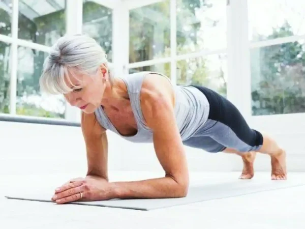 Según los expertos estos son los sencillos ejercicios que deben practicar las mujeres que hayan superado los 50 para estar en forma 75 Merca2.es Los ejercicios aconsejados por un experto