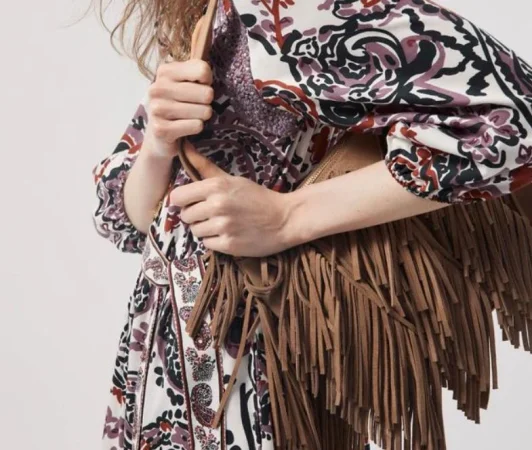 Maxi bolsos con flecos: tendencia boho que no falla