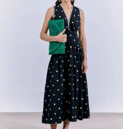 6. Negro con espejos bordados: el boho sofisticado de Sfera