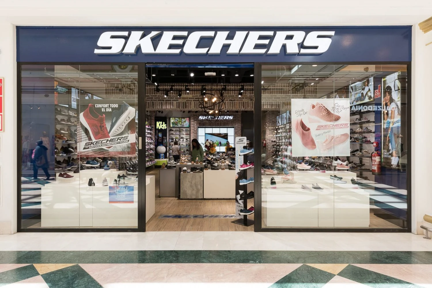 Skechers ya tiene rebajadas sus mejores sandalias de cuña para este verano con las que además de cómoda irás fresca y elegante