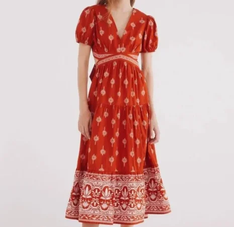 Un toque de color con el vestido naranja con aberturas