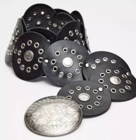 Cinturón con tachuelas (17,99 €)